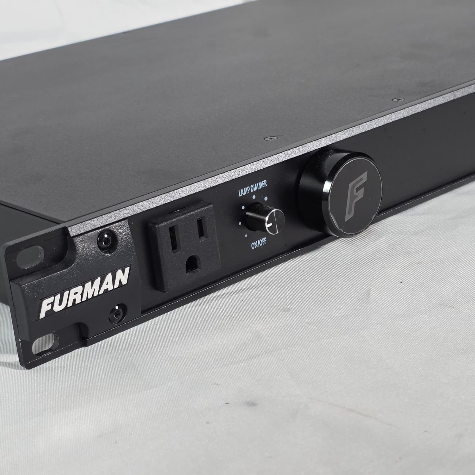 Furman PL-8C Classic Series Power Conditioner with SMP 15A 120V Pull-Out Lights - Thumbnail 4