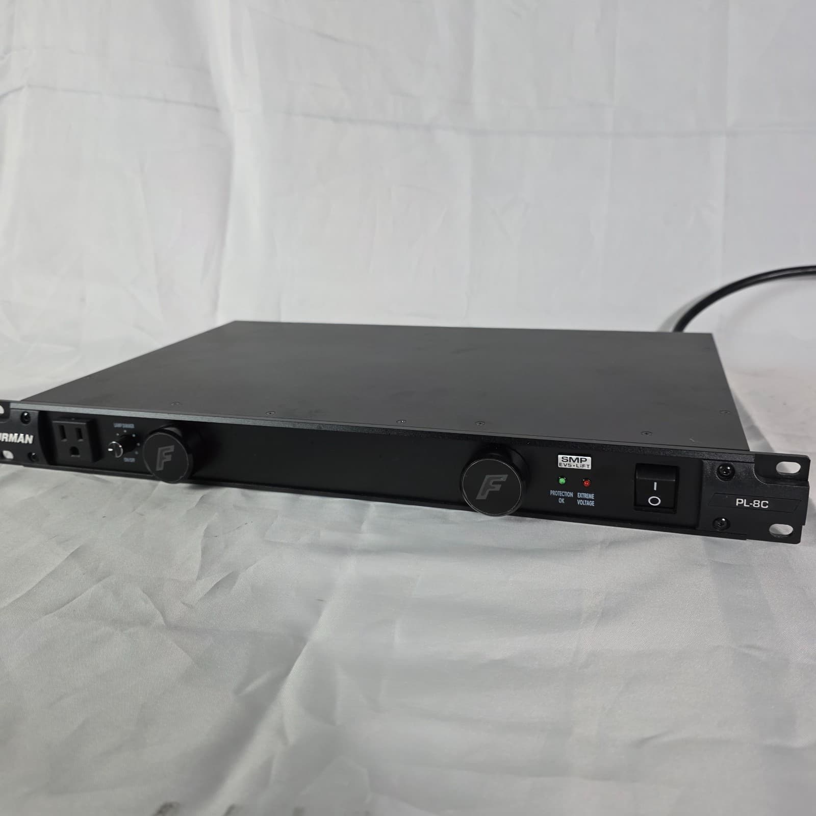 Furman PL-8C Classic Series Power Conditioner with SMP 15A 120V Pull-Out Lights - Thumbnail 2