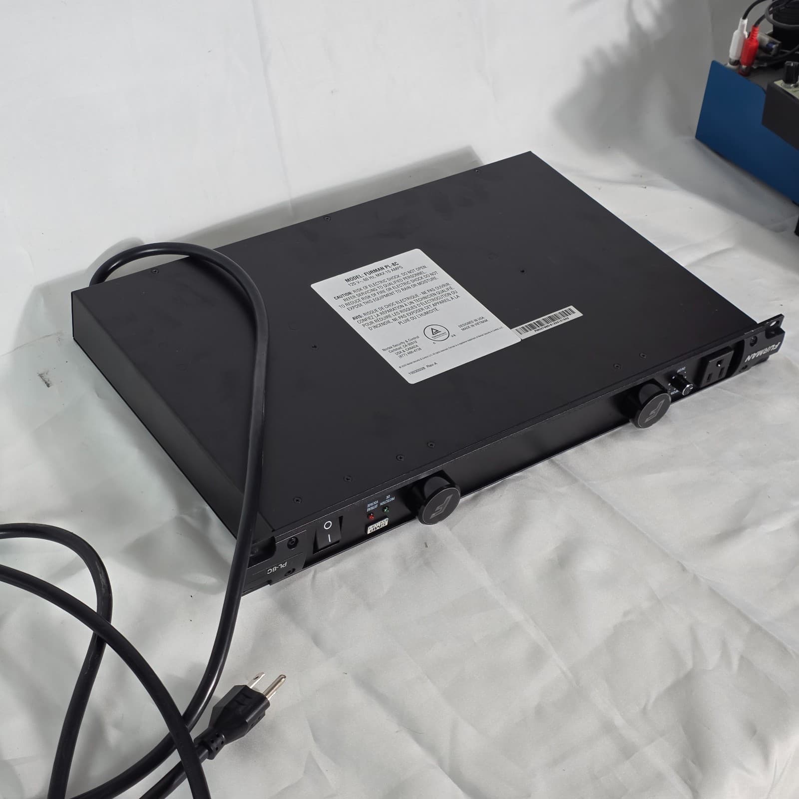 Furman PL-8C Classic Series Power Conditioner with SMP 15A 120V Pull-Out Lights - Thumbnail 11