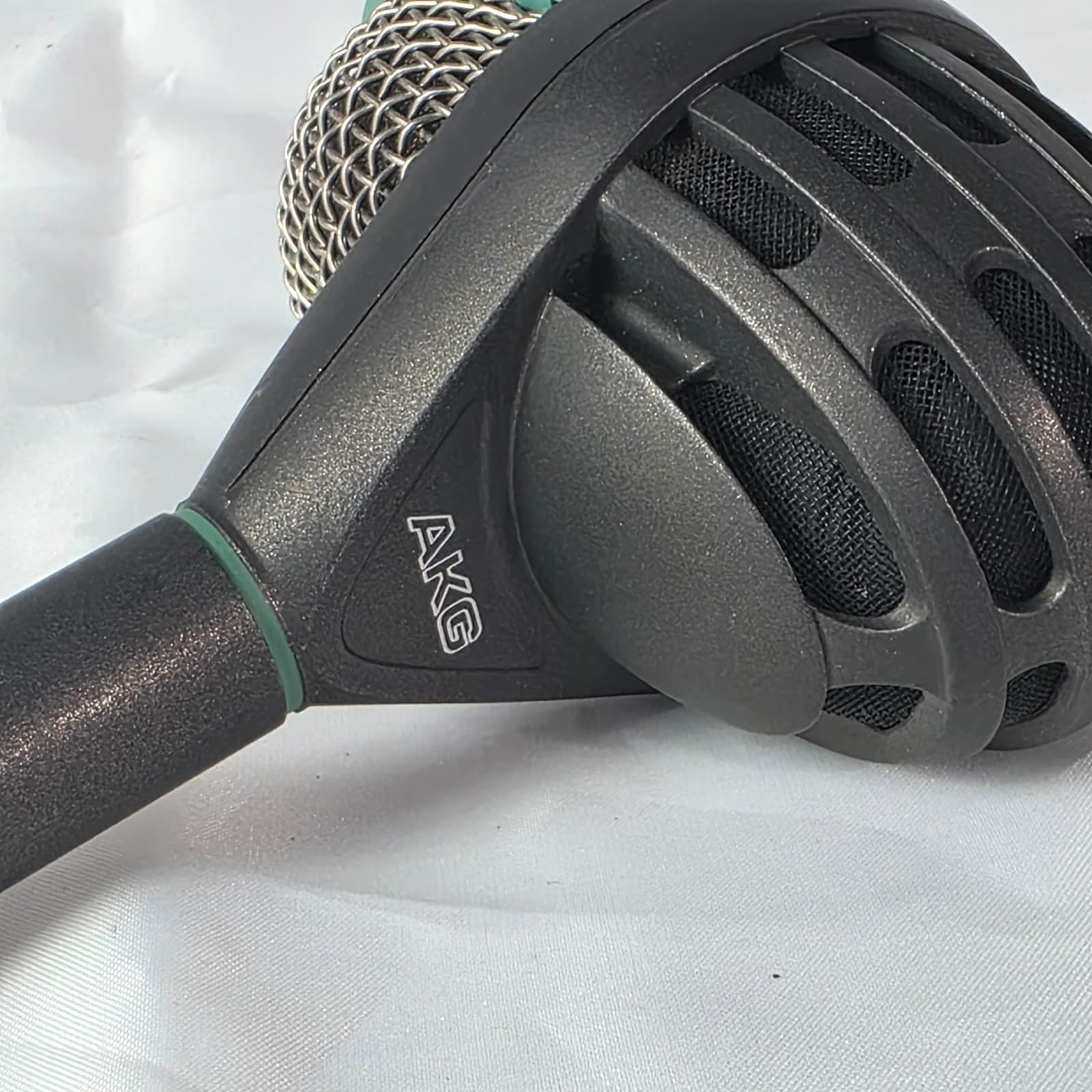 AKG D112 MKII Large Bass Cardioid Professional Dynamic Kick Drum Microphone - Thumbnail 8