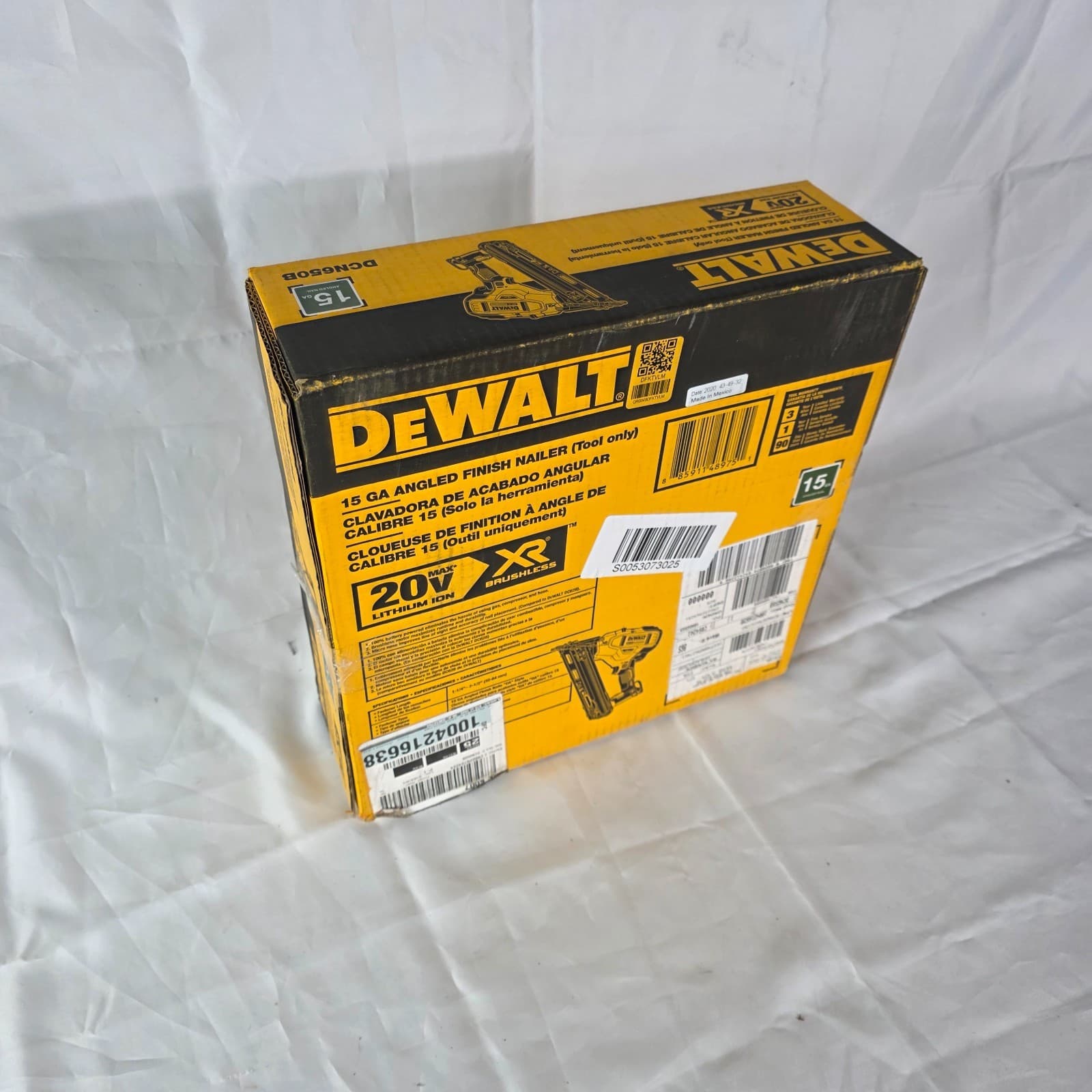 DeWalt DCN650B MAX XR 15 Gauge Black Cordless Angled Finish Nailer - Tool Only - Thumbnail 5