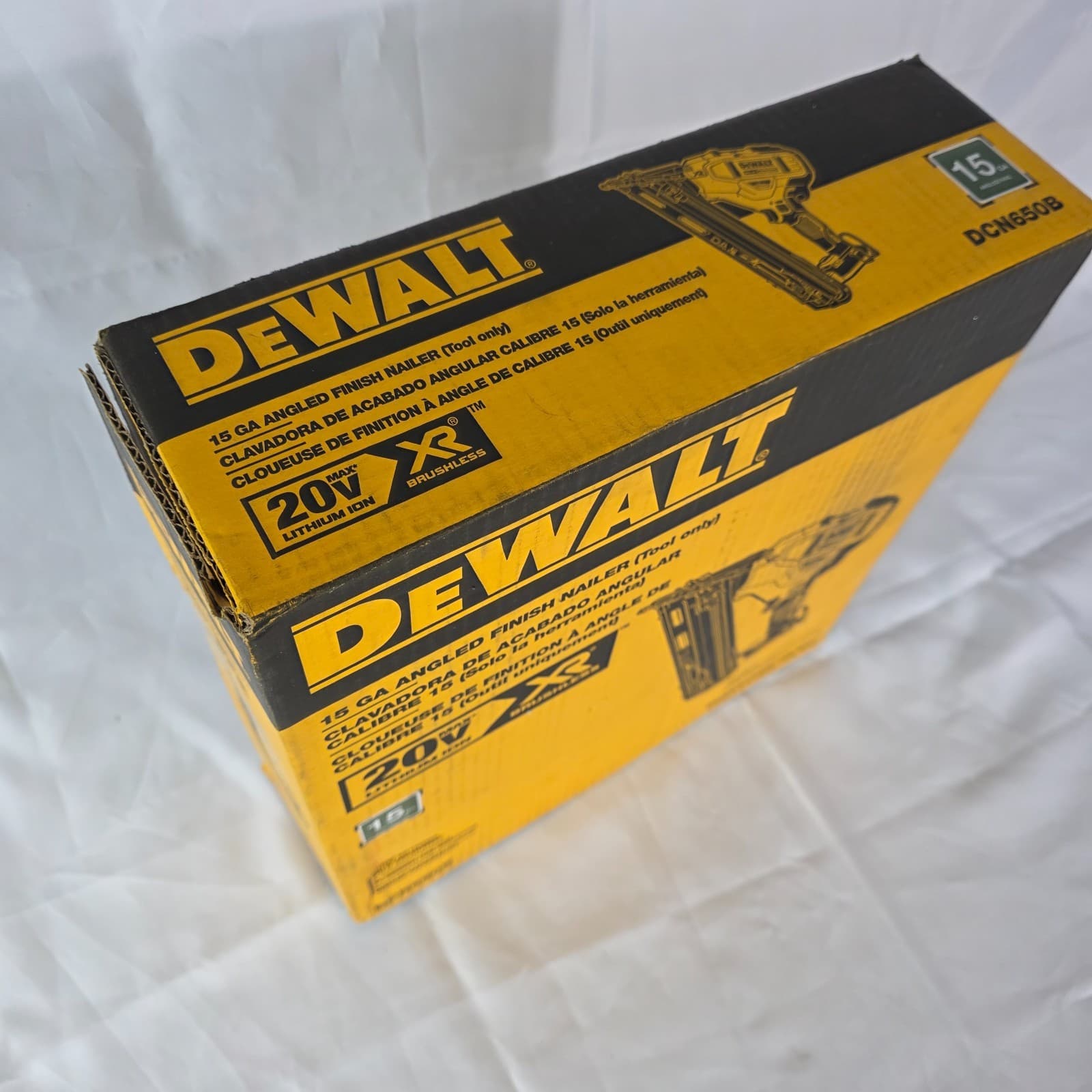 DeWalt DCN650B MAX XR 15 Gauge Black Cordless Angled Finish Nailer - Tool Only - Thumbnail 3