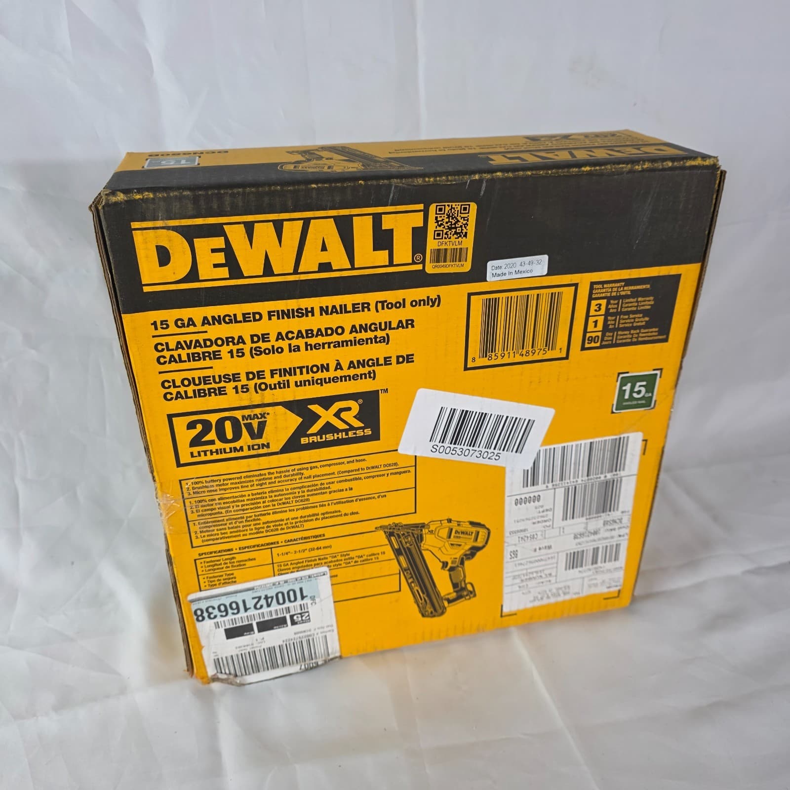 DeWalt DCN650B MAX XR 15 Gauge Black Cordless Angled Finish Nailer - Tool Only - Thumbnail 4