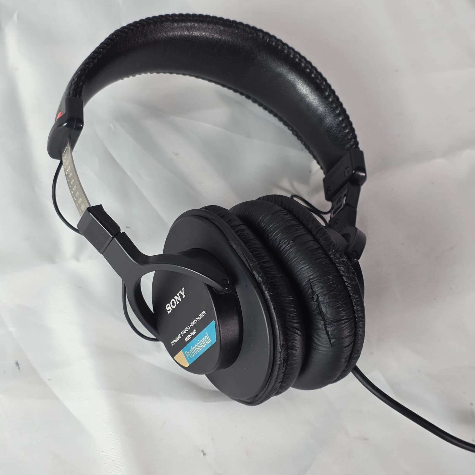 Sony MDR-7506 Professional Closed-Back Dynamic Stereo Monitoring Headphone Black