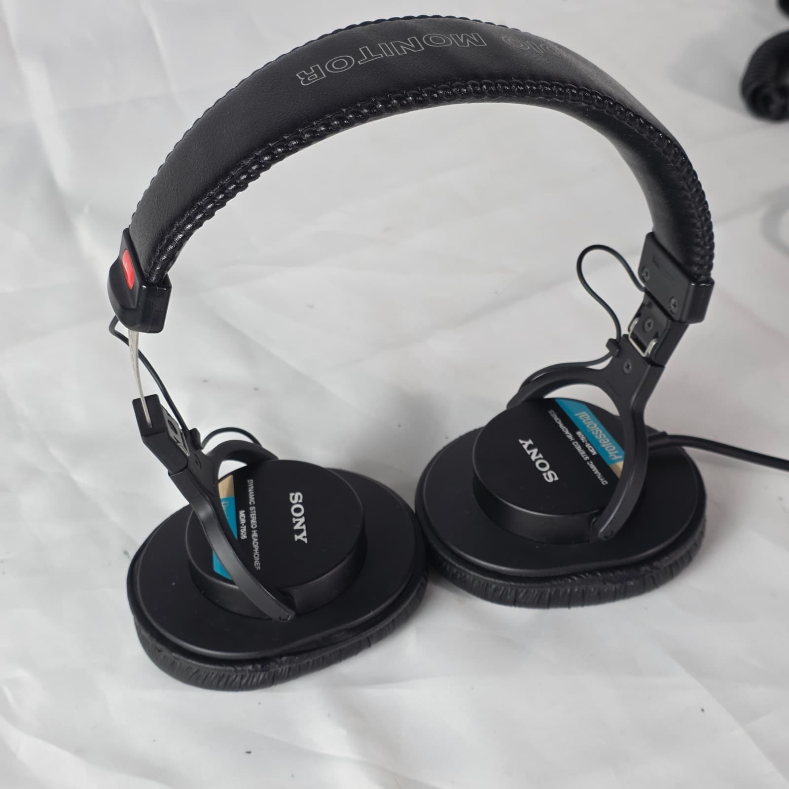 Sony MDR-7506 Professional Closed-Back Dynamic Stereo Monitoring Headphone Black - Thumbnail 2