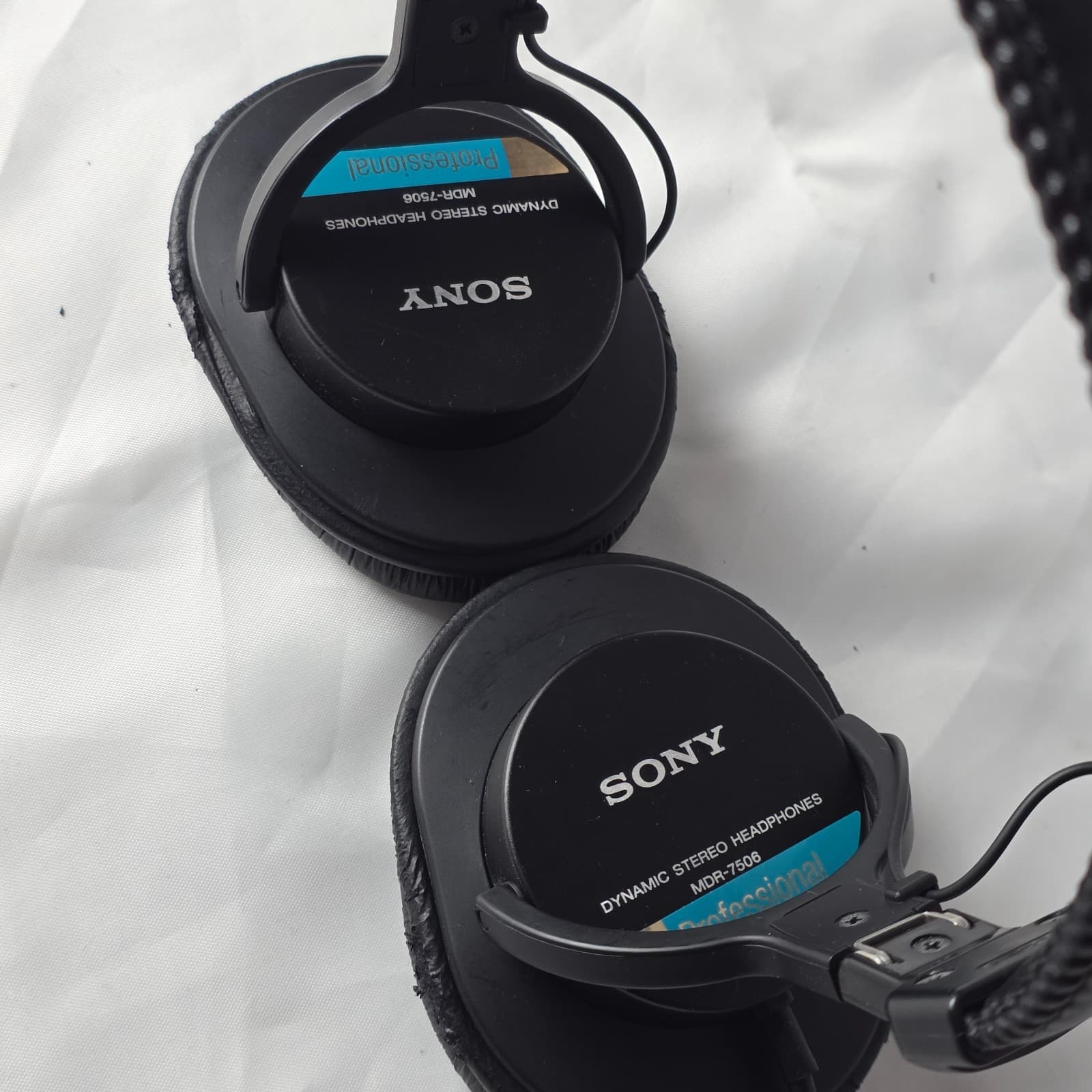 Sony MDR-7506 Professional Closed-Back Dynamic Stereo Monitoring Headphone Black - Thumbnail 3