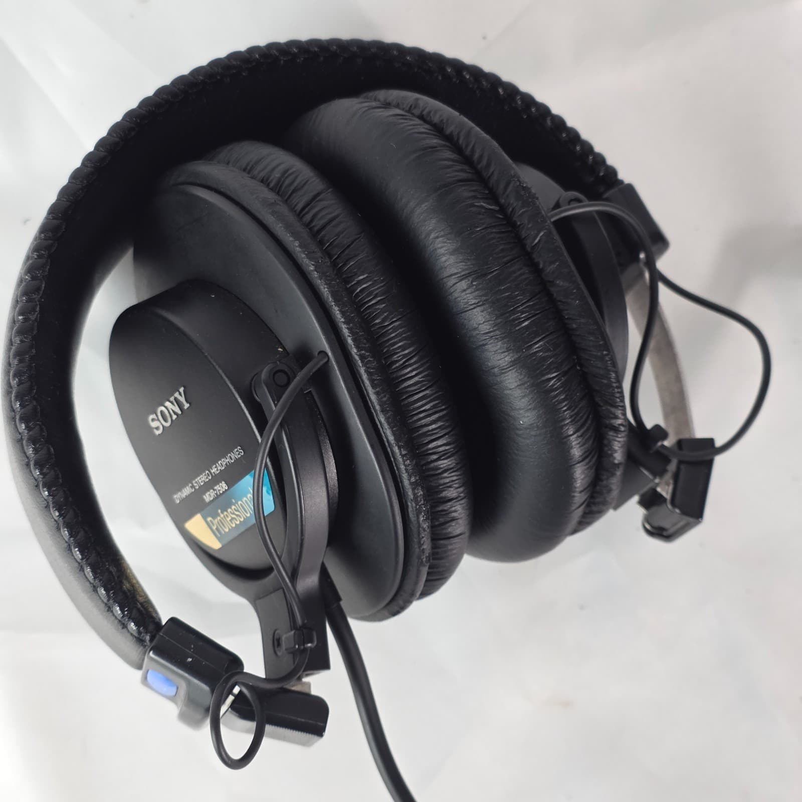 Sony MDR-7506 Professional Closed-Back Dynamic Stereo Monitoring Headphone Black - Thumbnail 4