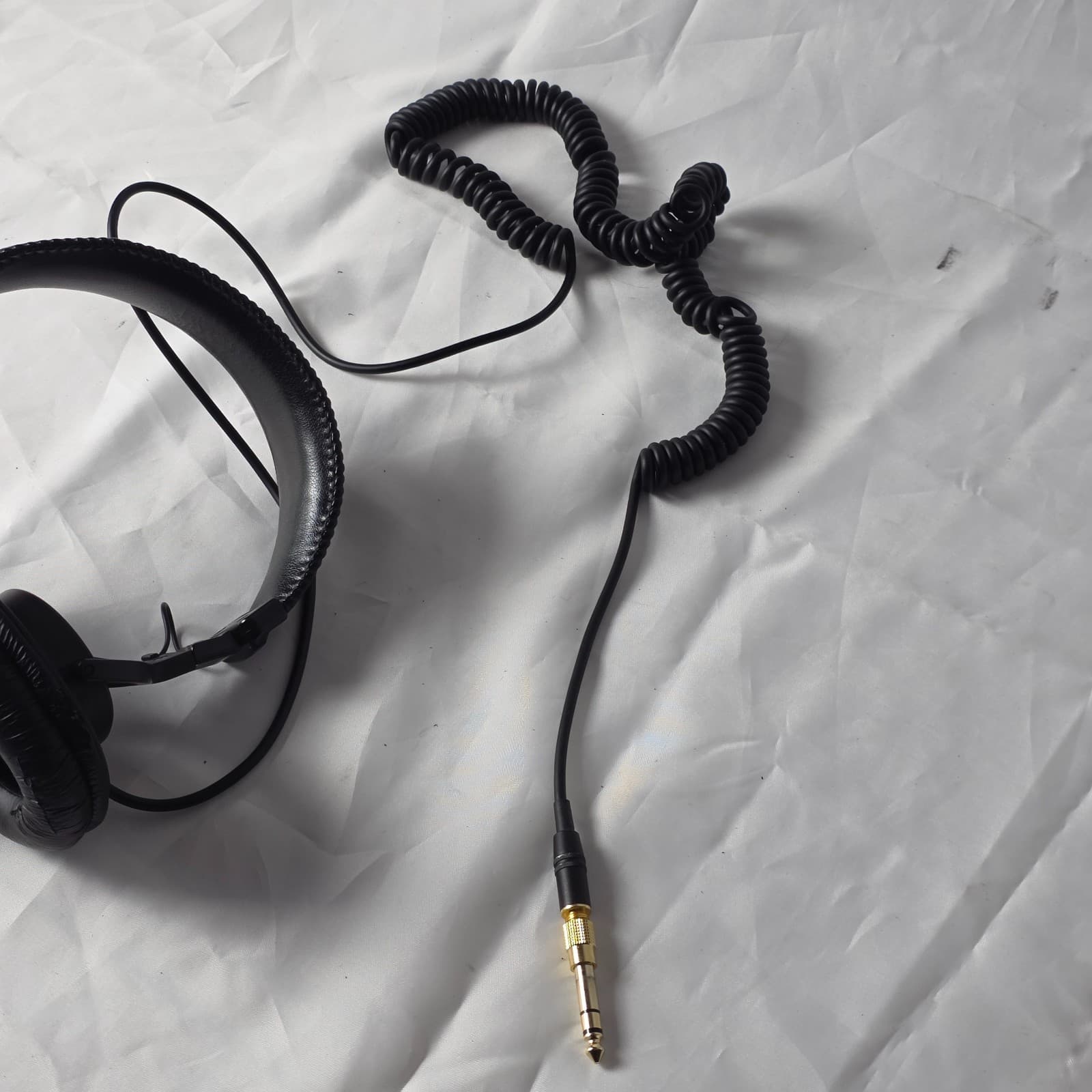 Sony MDR-7506 Professional Closed-Back Dynamic Stereo Monitoring Headphone Black - Thumbnail 11