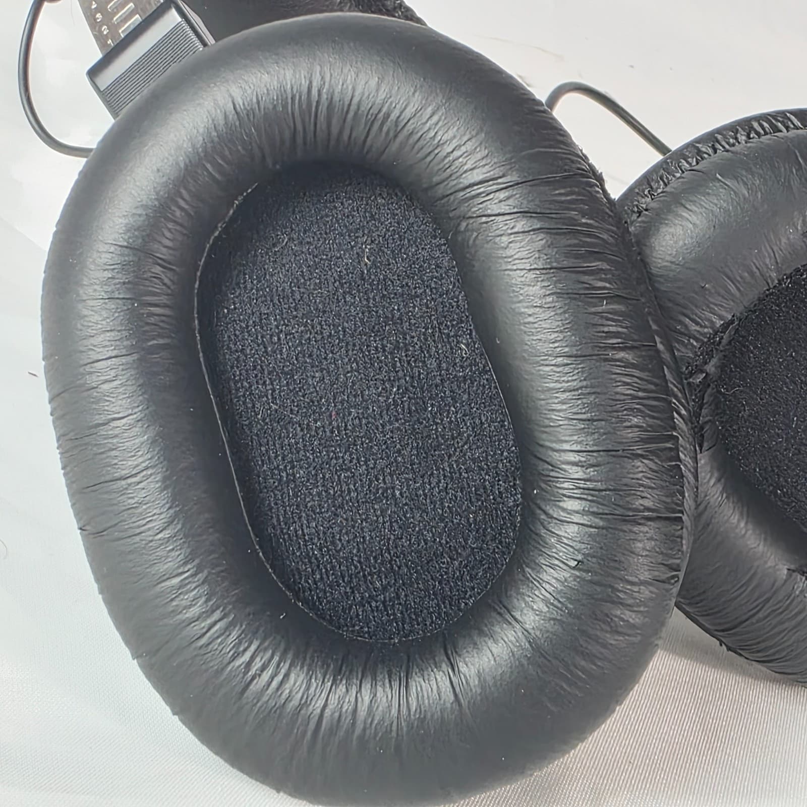 Sony MDR-7506 Professional Closed-Back Dynamic Stereo Monitoring Headphone Black - Thumbnail 8