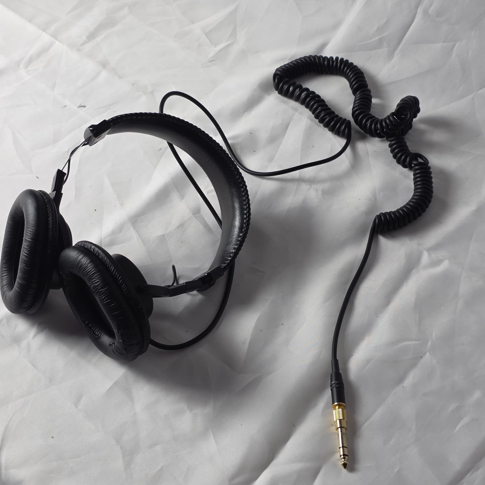 Sony MDR-7506 Professional Closed-Back Dynamic Stereo Monitoring Headphone Black - Thumbnail 12