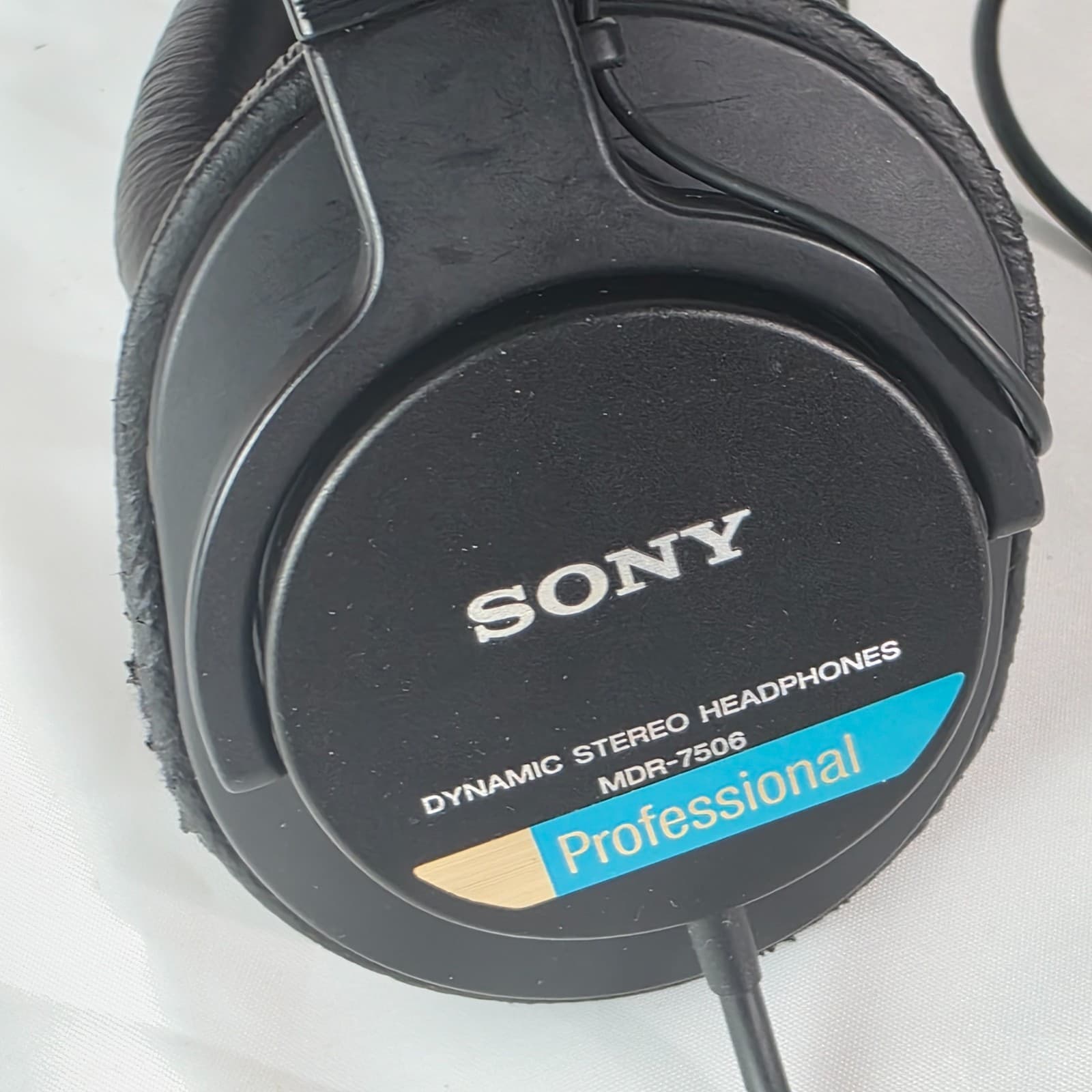 Sony MDR-7506 Professional Closed-Back Dynamic Stereo Monitoring Headphone Black - Thumbnail 5