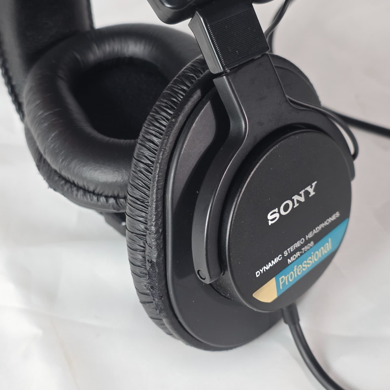 Sony MDR-7506 Professional Closed-Back Dynamic Stereo Monitoring Headphone Black - Thumbnail 6