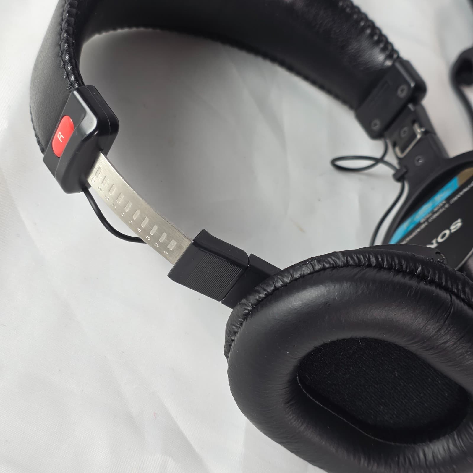 Sony MDR-7506 Professional Closed-Back Dynamic Stereo Monitoring Headphone Black - Thumbnail 13