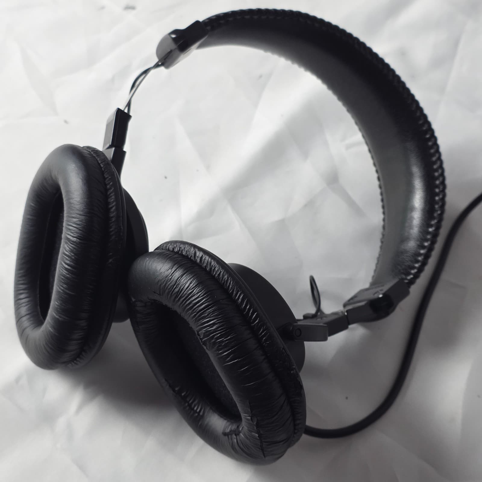 Sony MDR-7506 Professional Closed-Back Dynamic Stereo Monitoring Headphone Black - Thumbnail 10