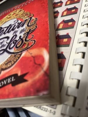 Return to the Isle of the Lost pbk book Melissa De La Cruz Descendants 1st ed - Thumbnail 2