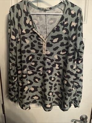 Fantastic Fawn Top Green Cheetah Print Soft Women’s Long Sleeve V Neck Small - Image 1