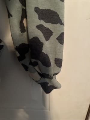 Fantastic Fawn Top Green Cheetah Print Soft Women’s Long Sleeve V Neck Small - Thumbnail 2