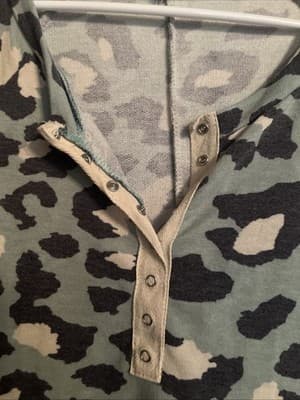 Fantastic Fawn Top Green Cheetah Print Soft Women’s Long Sleeve V Neck Small - Thumbnail 3