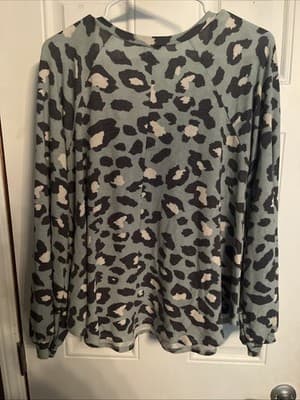 Fantastic Fawn Top Green Cheetah Print Soft Women’s Long Sleeve V Neck Small - Thumbnail 5