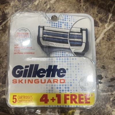 Gillettee Skinguard For Sensitive Skin Razor Blade Refills 4 Cartridges + 1 NEW - Image 1