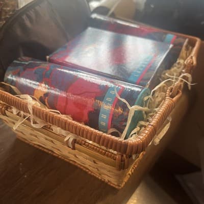 Avon Gift Basket With Lahana Perfumed Body Talc, Cologne Spray, & Eye Sleepwear - Thumbnail 2