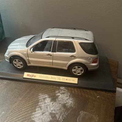 Maisto 1:18 Mercedes-Benz ML 55 AMG Silver Special Edition Diecast Car - Image 1