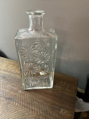 Vintage Decanter With Starburst Design & Stopper / No Chips Or Cracks - Thumbnail 3