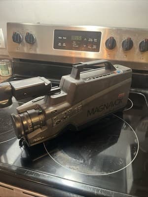 Magnavox CVJ320AV01 Vintage VHS HQ Movie Maker Camcorder Read - Image 1