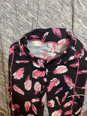 Small/medium Women’s Hot Pink Leaf And Black Leggings With Slits Up Sides Of Leg - Thumbnail 3