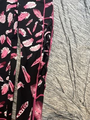 Small/medium Women’s Hot Pink Leaf And Black Leggings With Slits Up Sides Of Leg - Thumbnail 2
