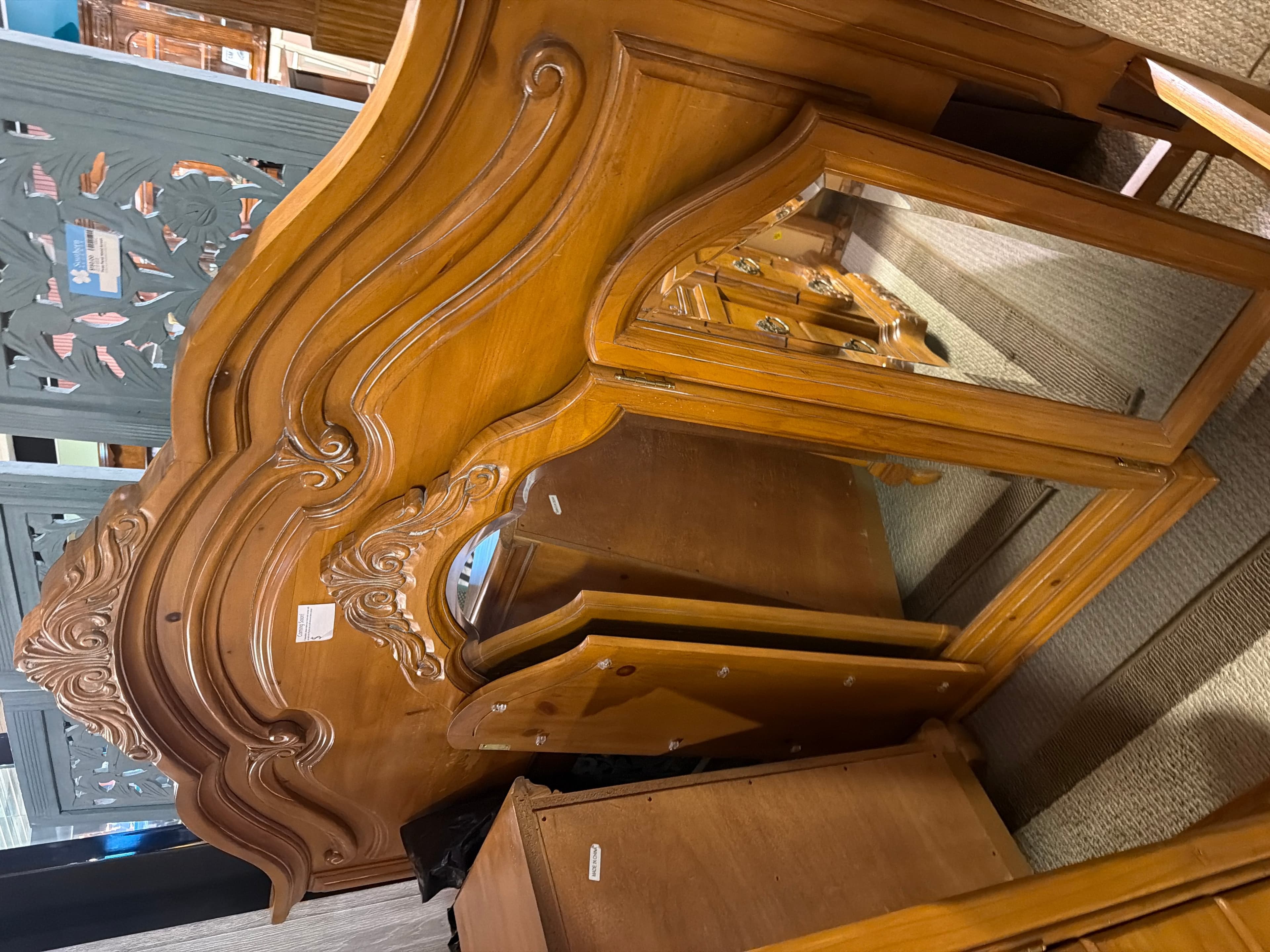 King bedroom set 6 piece - Thumbnail 2