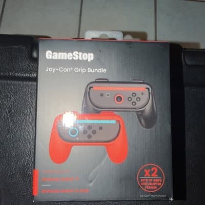 Joy-Con Grip Bundle (Red/Black) - Image 1