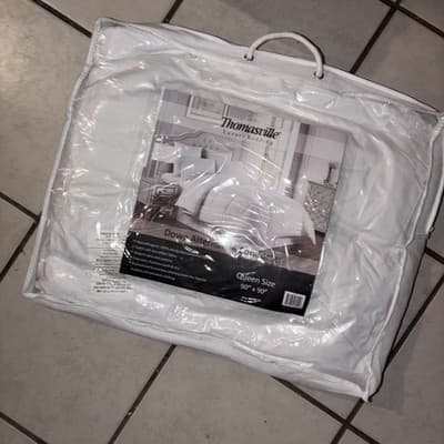 Grace Elizabeth Queen Size Down Alternative Reversible Comforter 90"x90" New - Image 1