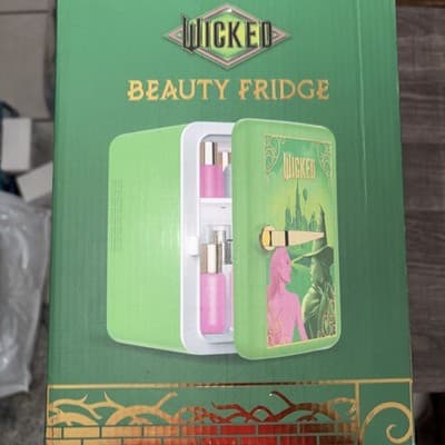 Wicked Beauty Fridge /Glinda Green 4L Portable Mini Refrigerator UNIVERSAL NIB - Thumbnail 2