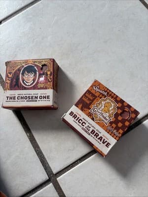 Dr. Squatch Soap Bars HARRY POTTER The Chosen One & Gryfindor 2 Pack - Image 1