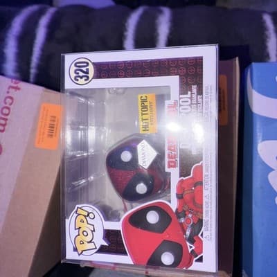 Funko Pop Marvel #320 Deadpool Diamond Collection (Glitter) Hot Topic Exclusive - Image 1