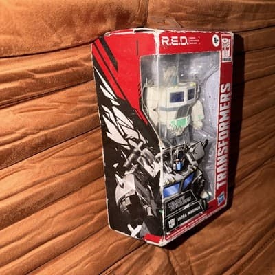 Transformers R.E.D. Robot Enhanced Design Ultra Magnus Hasbro NEW Free Shipping - Thumbnail 2