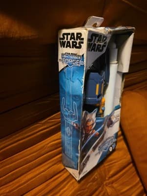 2021 Star Wars Lightsaber Forge AHSOKA TANO Hasbro - Thumbnail 2