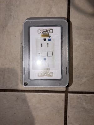 Commercial Electric 1Gang Extra Duty Non-Metallic Weatherproof Receptacle Cover - Image 1