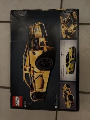 LEGO TECHNIC: Chevrolet Corvette Stingray (42205) - Thumbnail 2