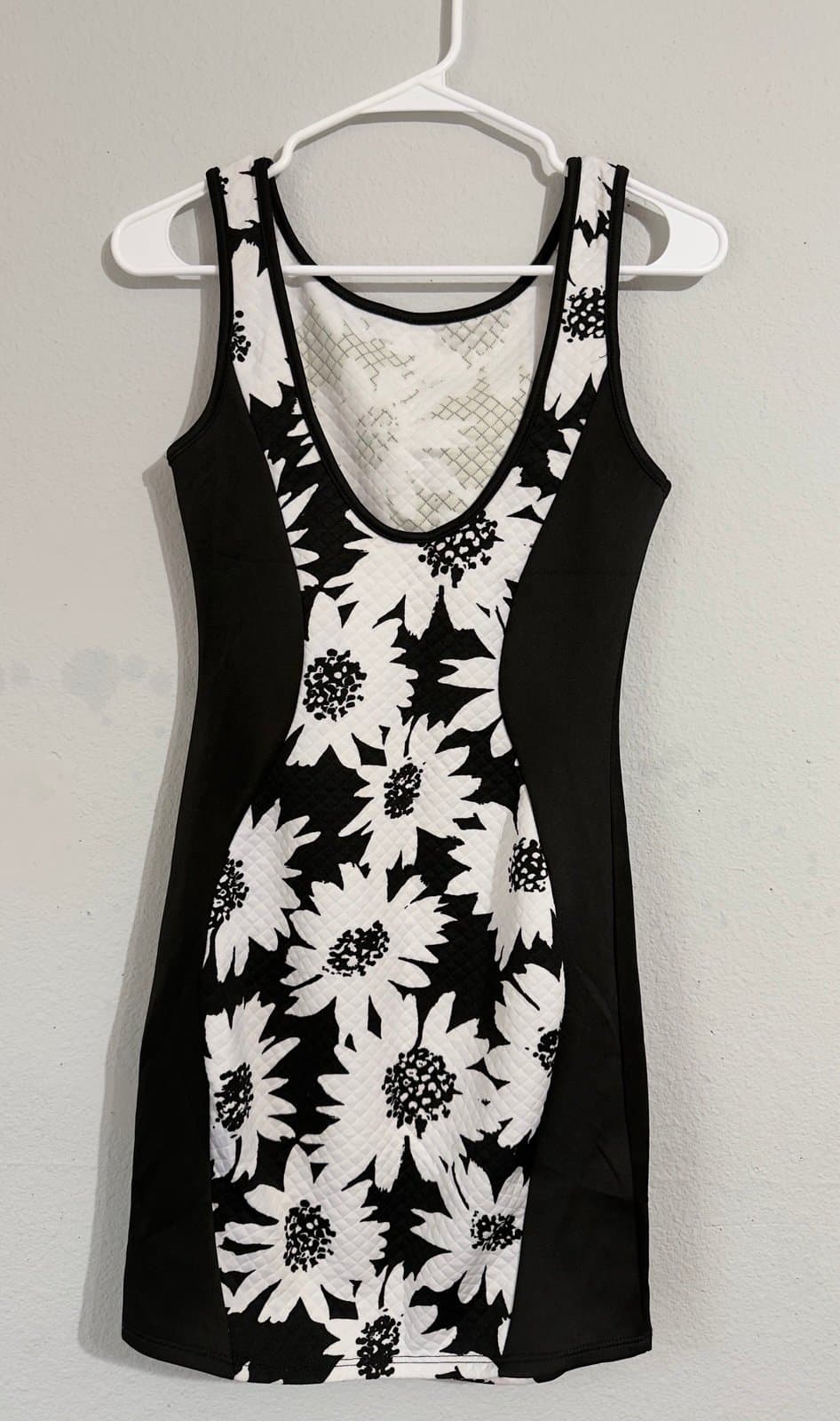 Body Central Black and White Floral Midi Dress - Thumbnail 3