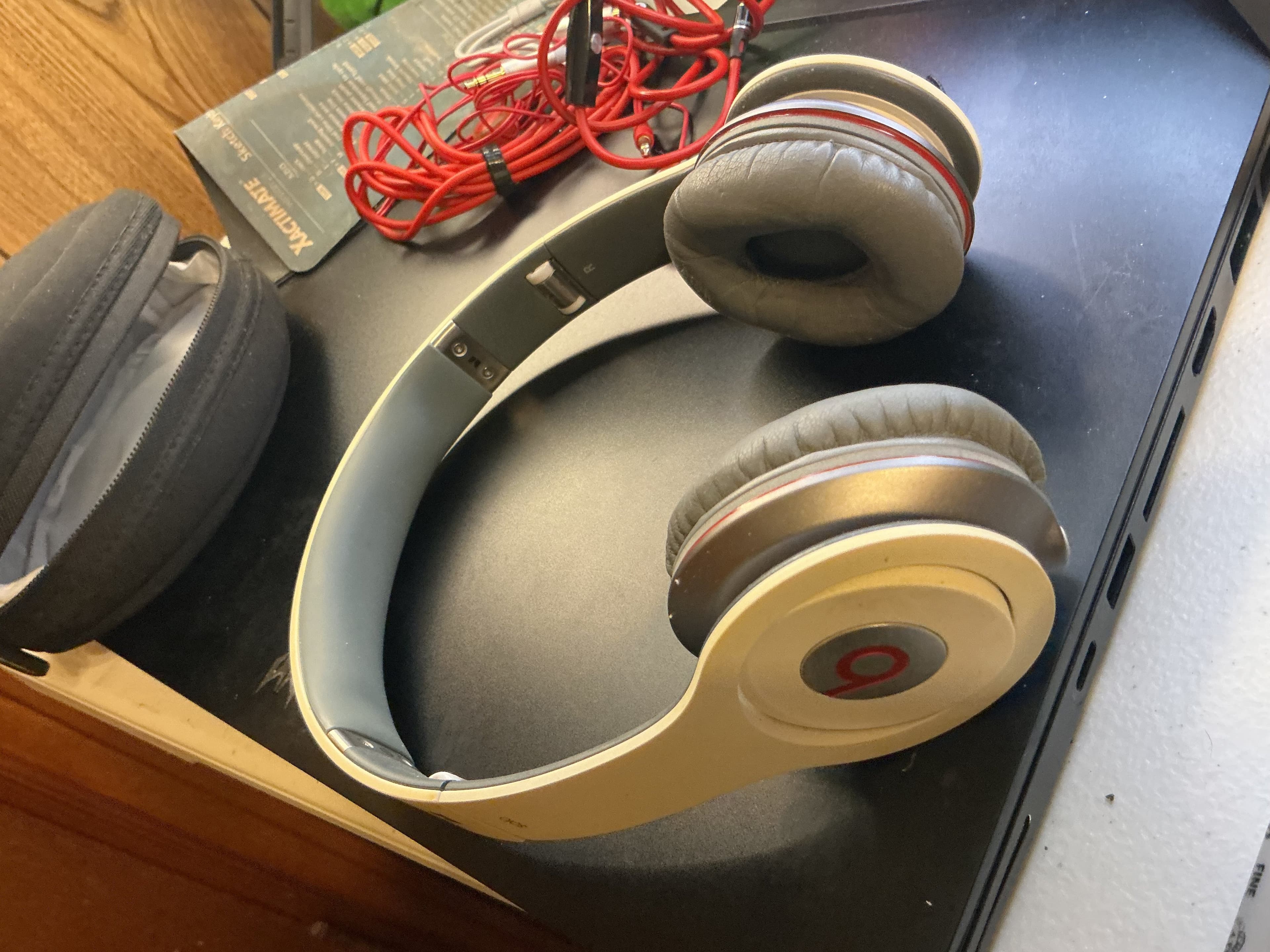 Beats by Dr. Dre Solo HD On-Ear Headphones White/Silver w/ Case & Cables Bundle - Thumbnail 5