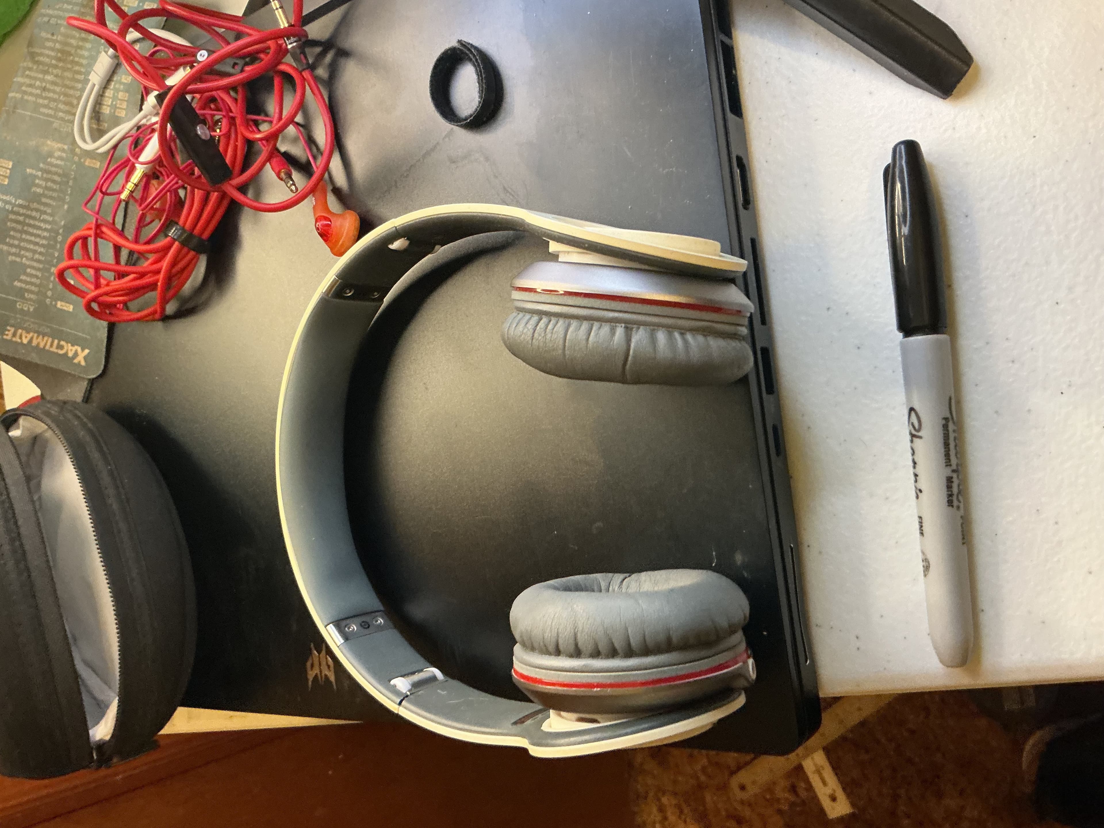 Beats by Dr. Dre Solo HD On-Ear Headphones White/Silver w/ Case & Cables Bundle - Thumbnail 4