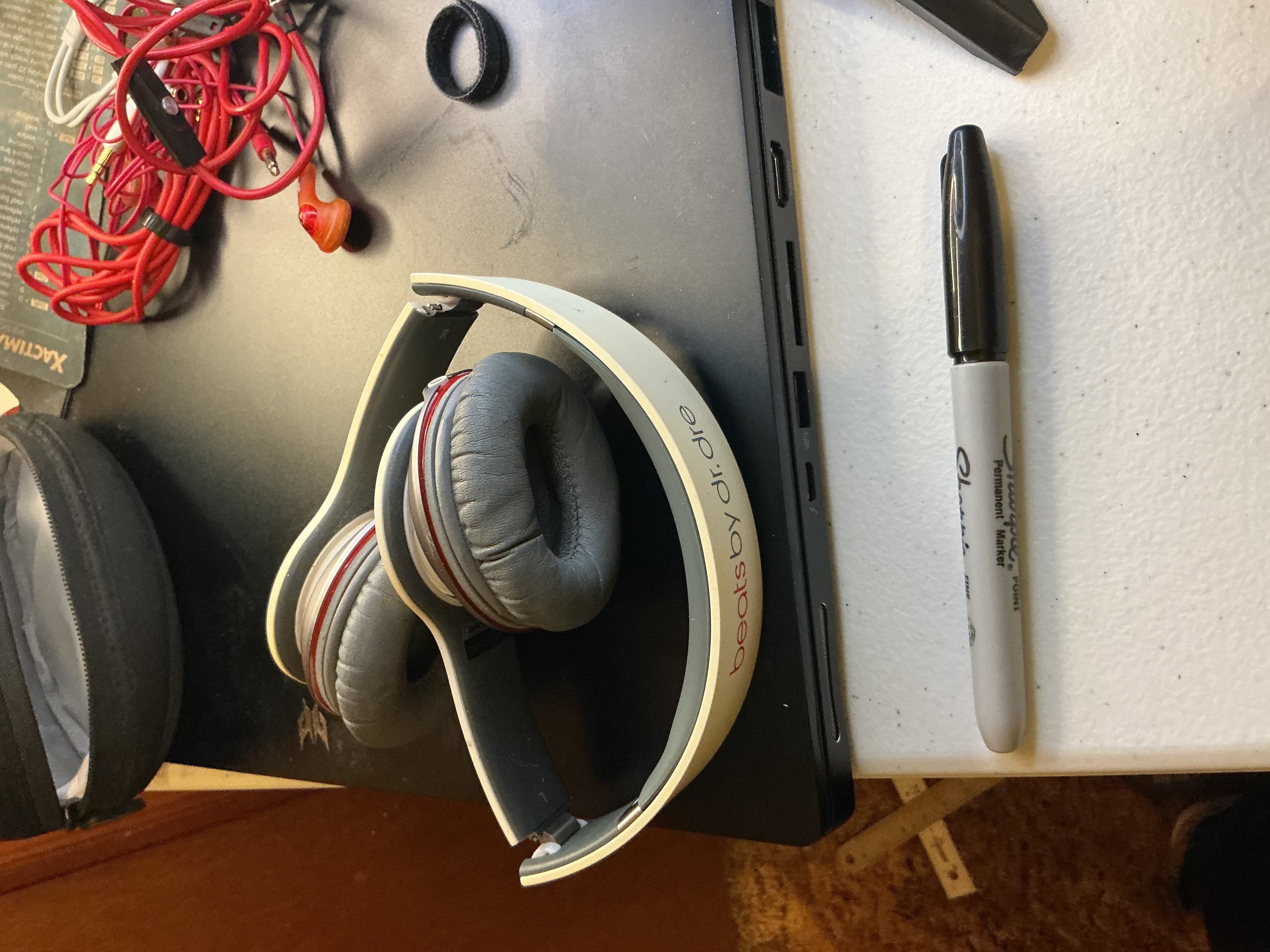 Beats by Dr. Dre Solo HD On-Ear Headphones White/Silver w/ Case & Cables Bundle - Thumbnail 3