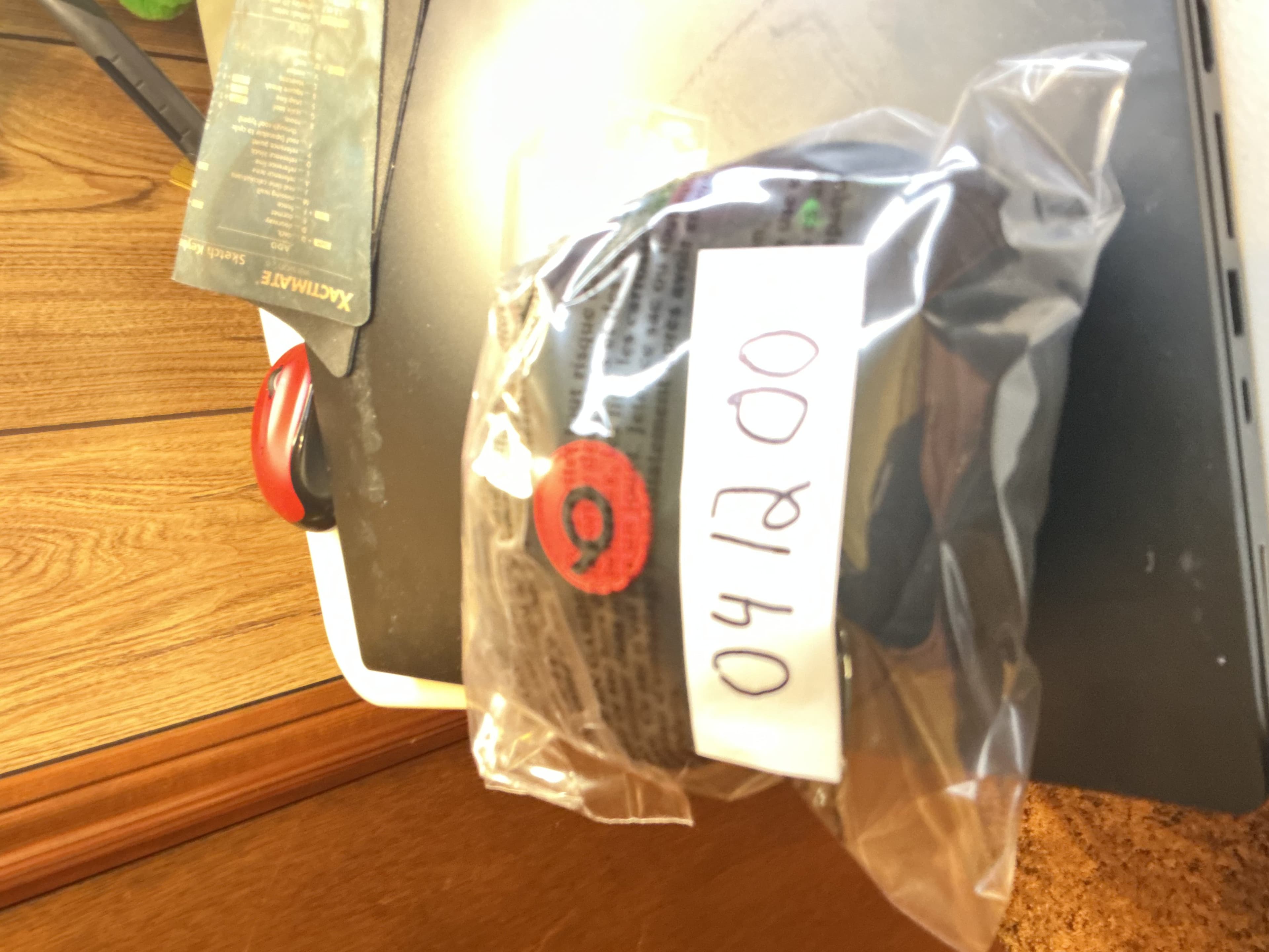 Beats by Dr. Dre Solo HD On-Ear Headphones White/Silver w/ Case & Cables Bundle - Thumbnail 8