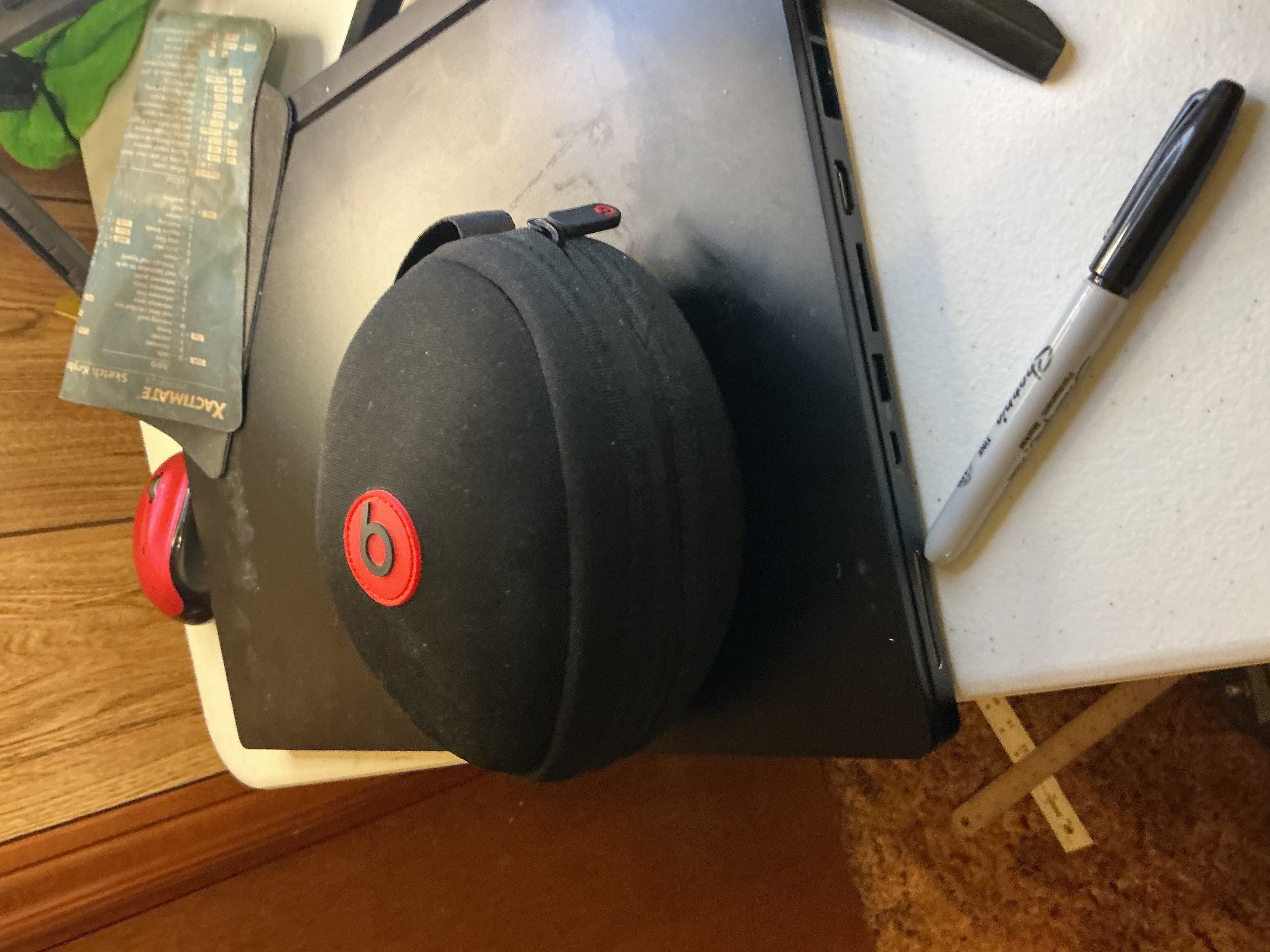 Beats by Dr. Dre Solo HD On-Ear Headphones White/Silver w/ Case & Cables Bundle - Thumbnail 7