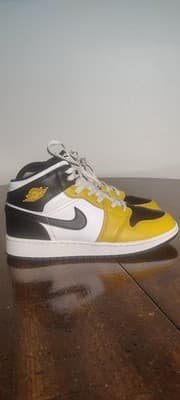 Jordan Air Jordan 1 Mid Shoes Youth Size 6.5Y Yellow Black Sneakers DQ8423-701 - Thumbnail 3