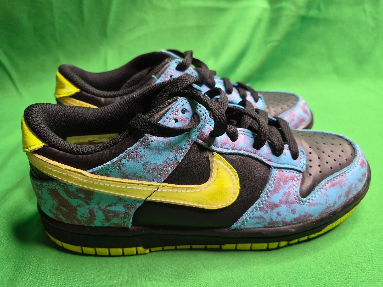 the Nike Dunk Low SE "Let's Dance" - Thumbnail 3