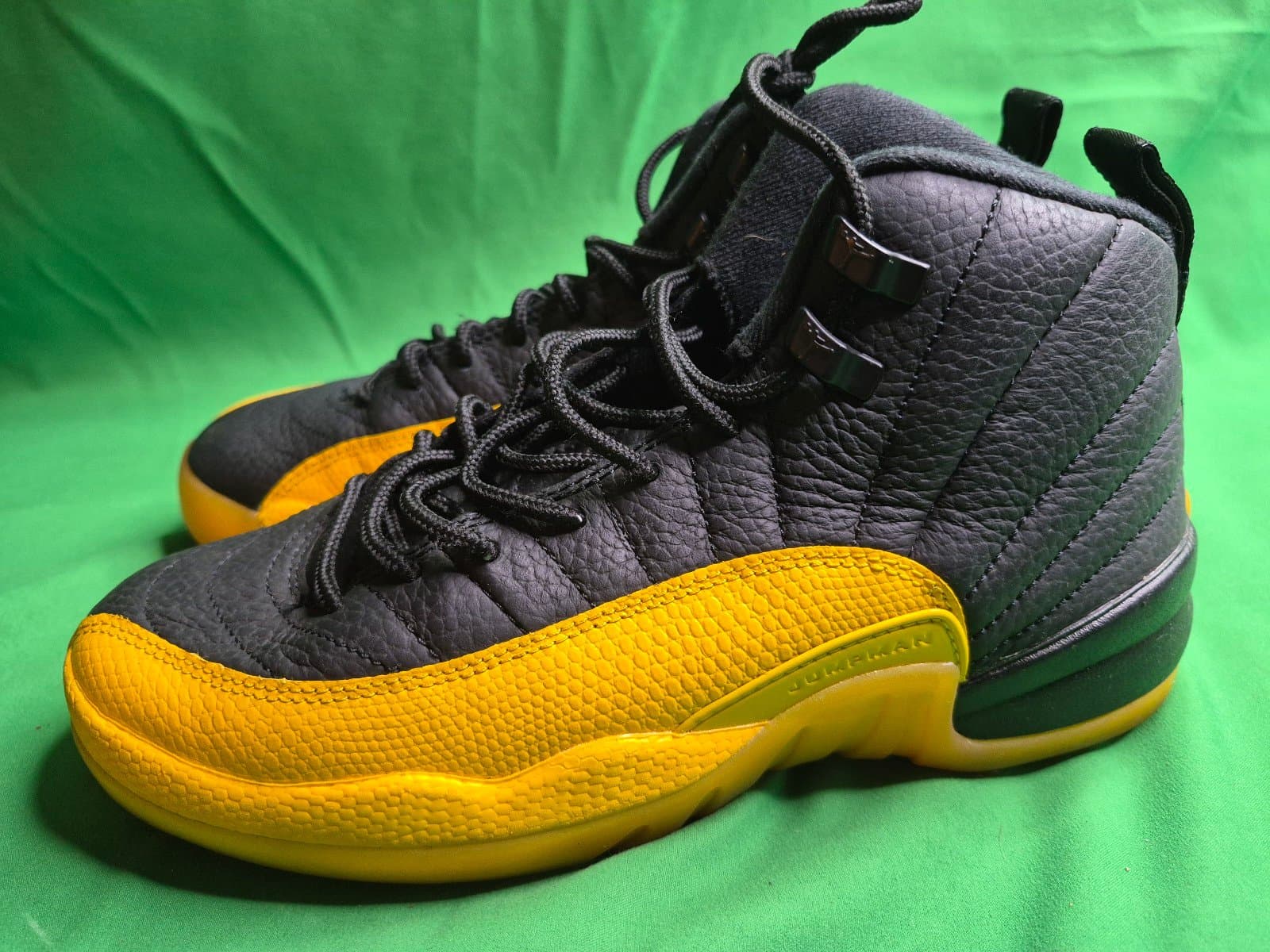 Air Jordan 12 Retro "University Gold" - Thumbnail 3