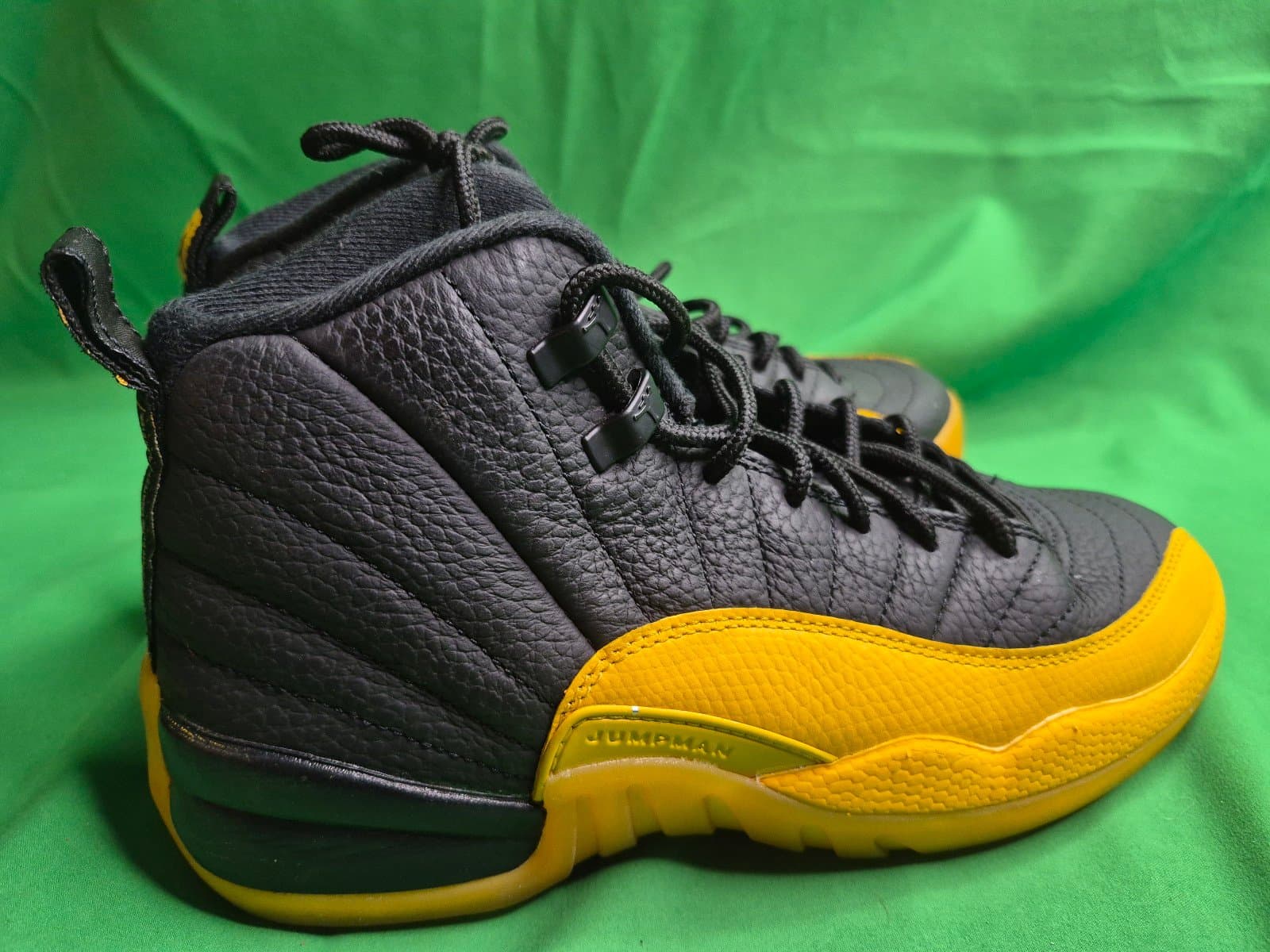 Air Jordan 12 Retro "University Gold" - Thumbnail 2